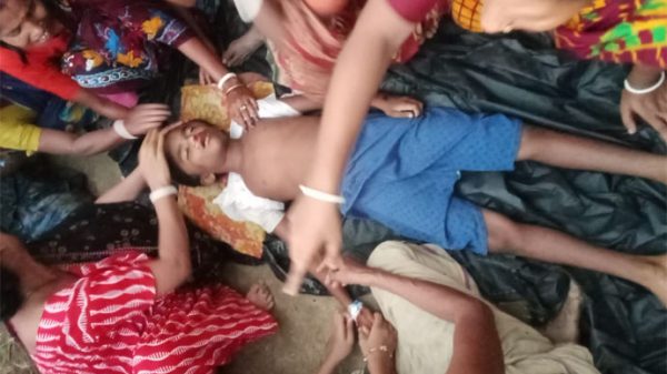 প্রাথমিক বিদ্যালয়ের তৃতীয় তলার র‍্যালিং থেকে ছিটকে পড়ে শিশুর মৃত্যু